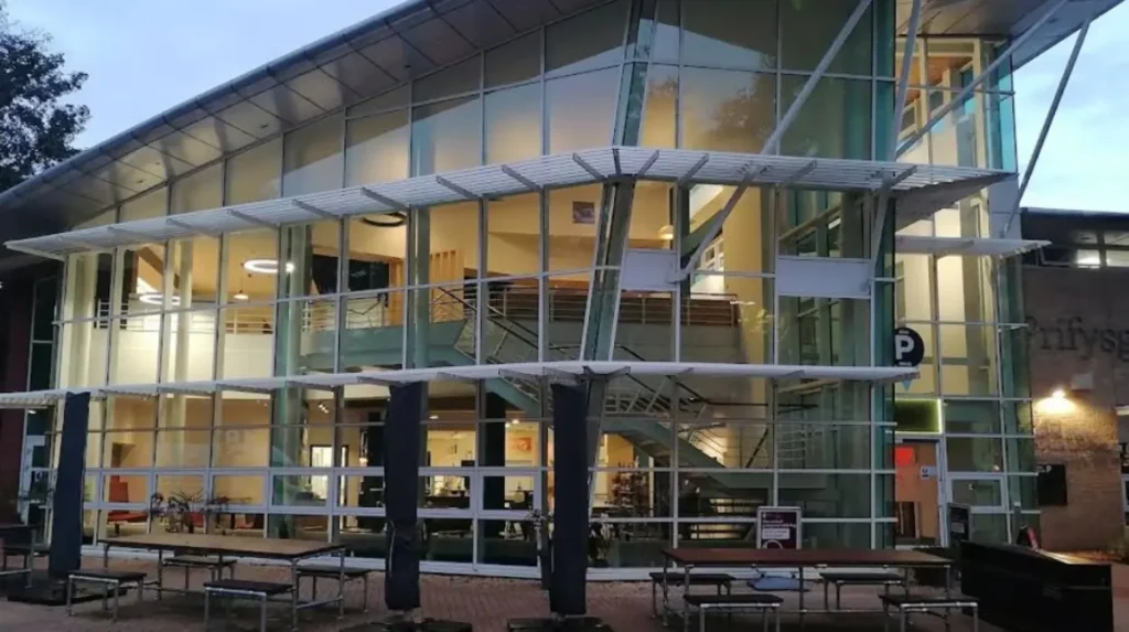 How does this hotel compare to alternative Cardiff Premier Inn locations?