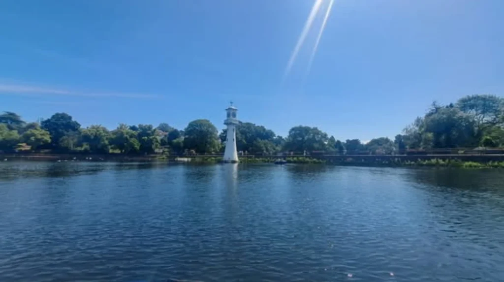 How much does it cost to hire a rowing boat at Roath Park?