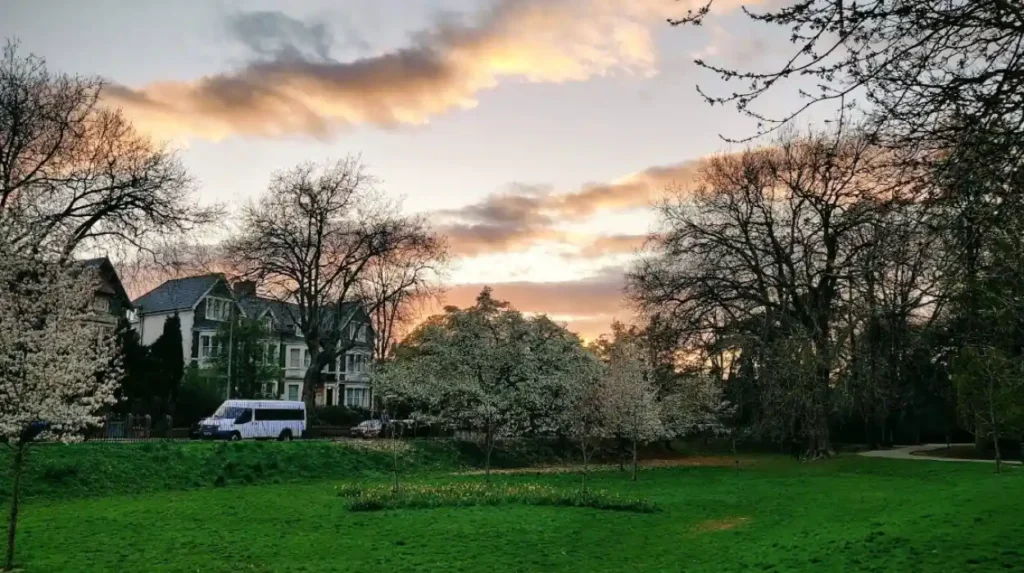 What Are the Exact Closing Times for Roath Pleasure Gardens?