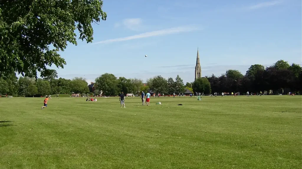 What historical features mark the Roath Park Lake walking route?