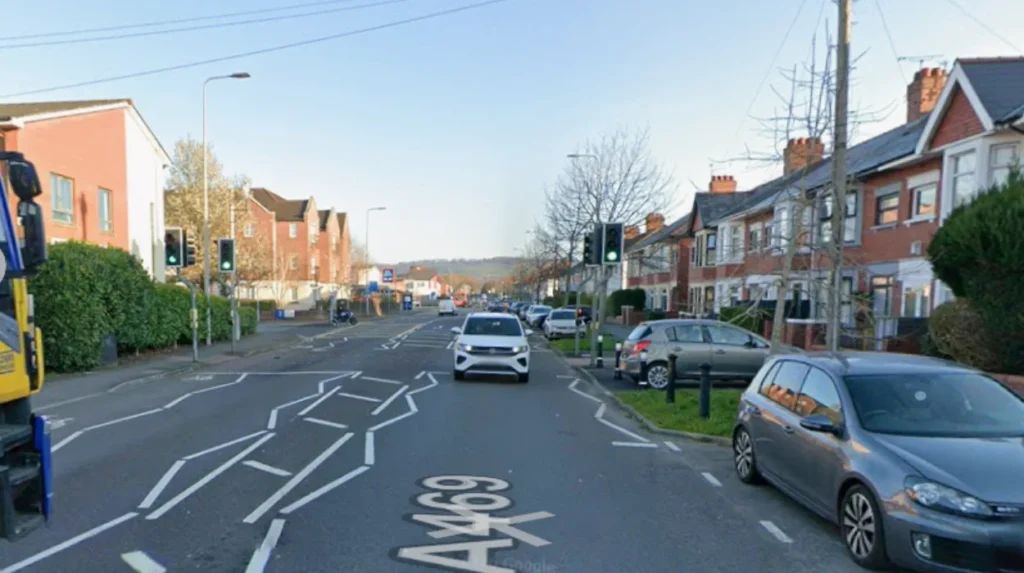 How can shoppers maximize their experience on Caerphilly Road?