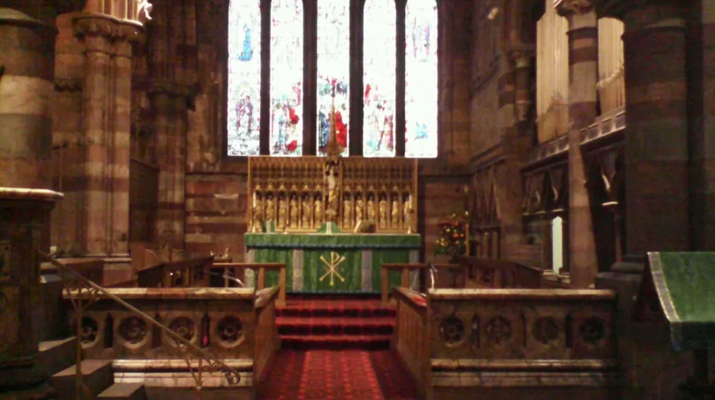 What are the historic churches in Roath?
