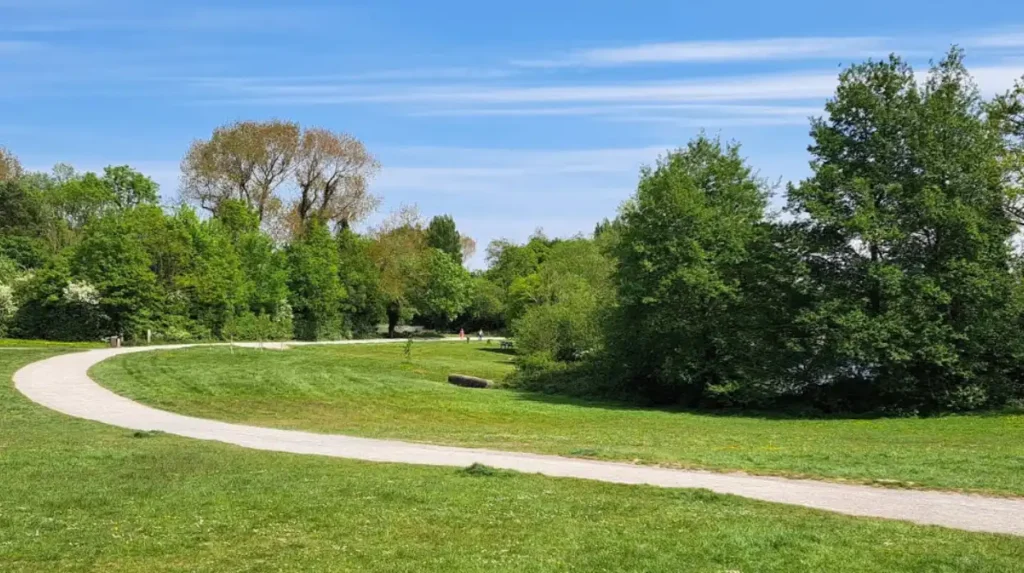 What should you pack and how should you prepare for a Cosmeston Lakes day trip?
