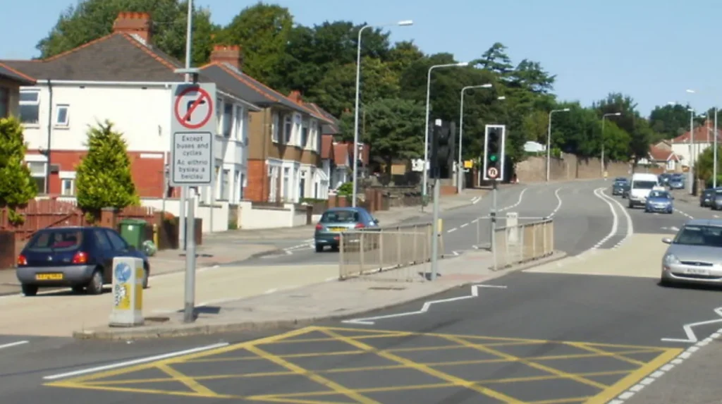What urban challenges and maintenance issues impact this corridor?