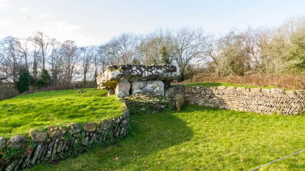 What Architectural Styles Characterize Temples Around Cardiff?