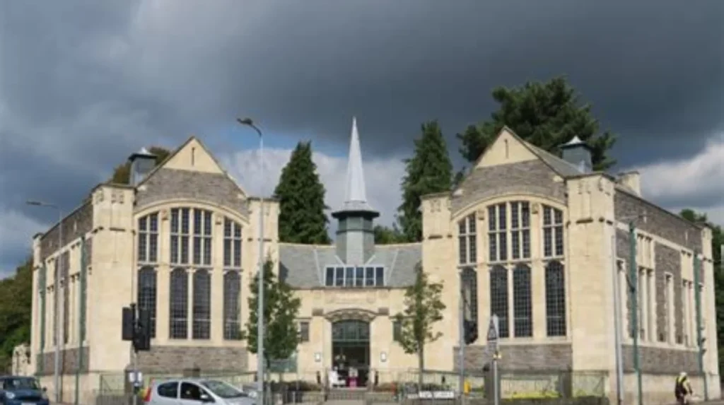 What are the main differences between libraries in Cardiff?